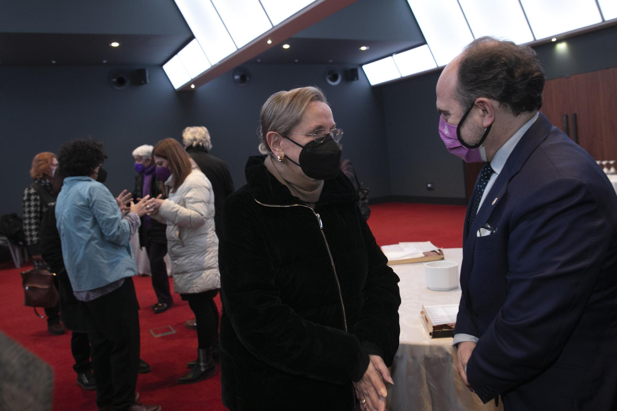 Amelia Valcárcel con el rector de la Unviersidad de Oviedo.jpg