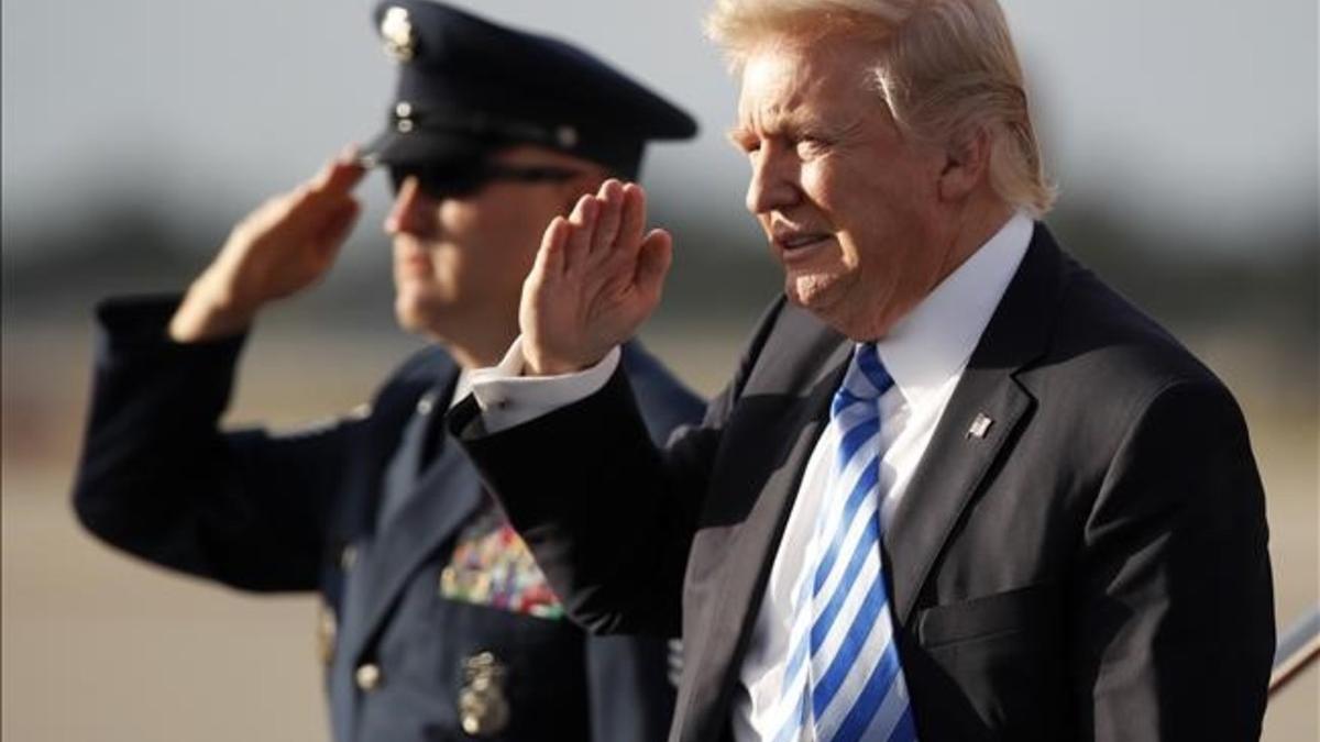 Trump, a su llegada al aeropuerto de Palm Beach, en Florida