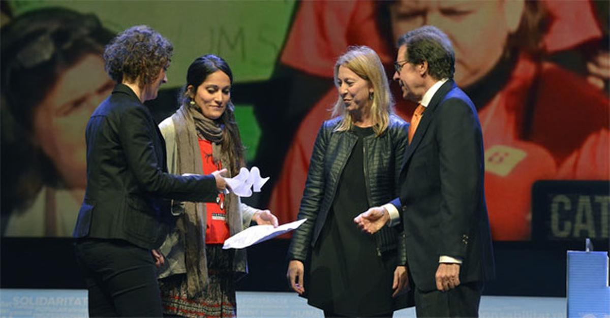 El premio Mercè Conesa, que distingue la Mejor Iniciativa Solidaria, fue para la Alianza contra la Pobreza Energética. María Campuzano y Tatiana Guerrero, tras recibir la distinción de manos de Neus Munté, ‘consellera’ de Benestar Social, y Juan Llopart, vicepresidente del Grupo Zeta.
