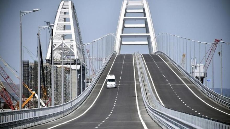 Putin inaugura el puente de 19 kilómetros que une por vía terrestre a Crimea con Rusia