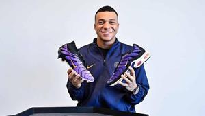 Kylian Mbappé, jugador del Real Madrid, con unas zapatillas de Nike, cuando jugaba para el PSG, club que también colabora con Nike.