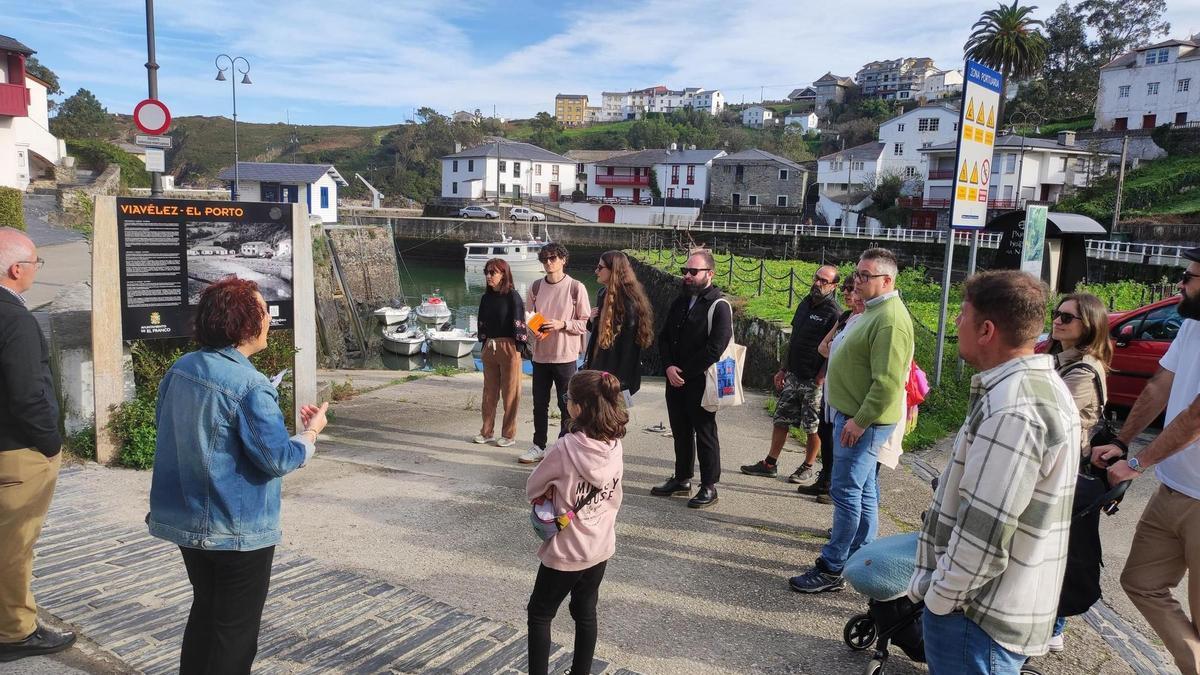 Una actividad literaria en el Xuntoiro de El Franco.