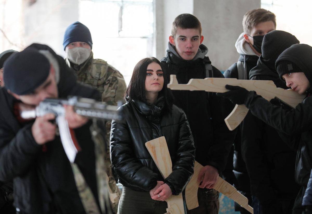 Varios jóvenes, en una de las sesiones de entrenamiento con armas de madera que se llevan a cabo en Kiev.