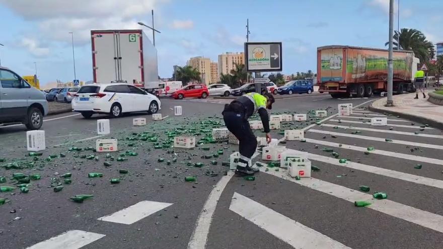 Un camión de cervezas y refrescos derrama su carga en la rotonda de La Ballena