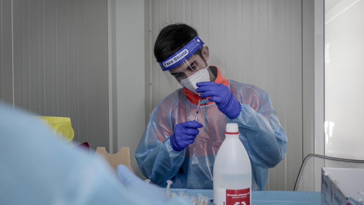 Arranca la vacunación de sanitarios que trabajan en 'primera línea covid'