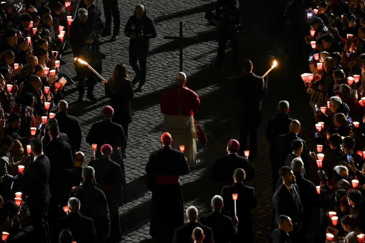 Las imágenes del primer Vía Crucis del pontificado del Papa León XIV.
