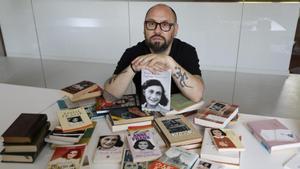 Roberto Oliveira-Ogando, con varios ejemplares del diario.