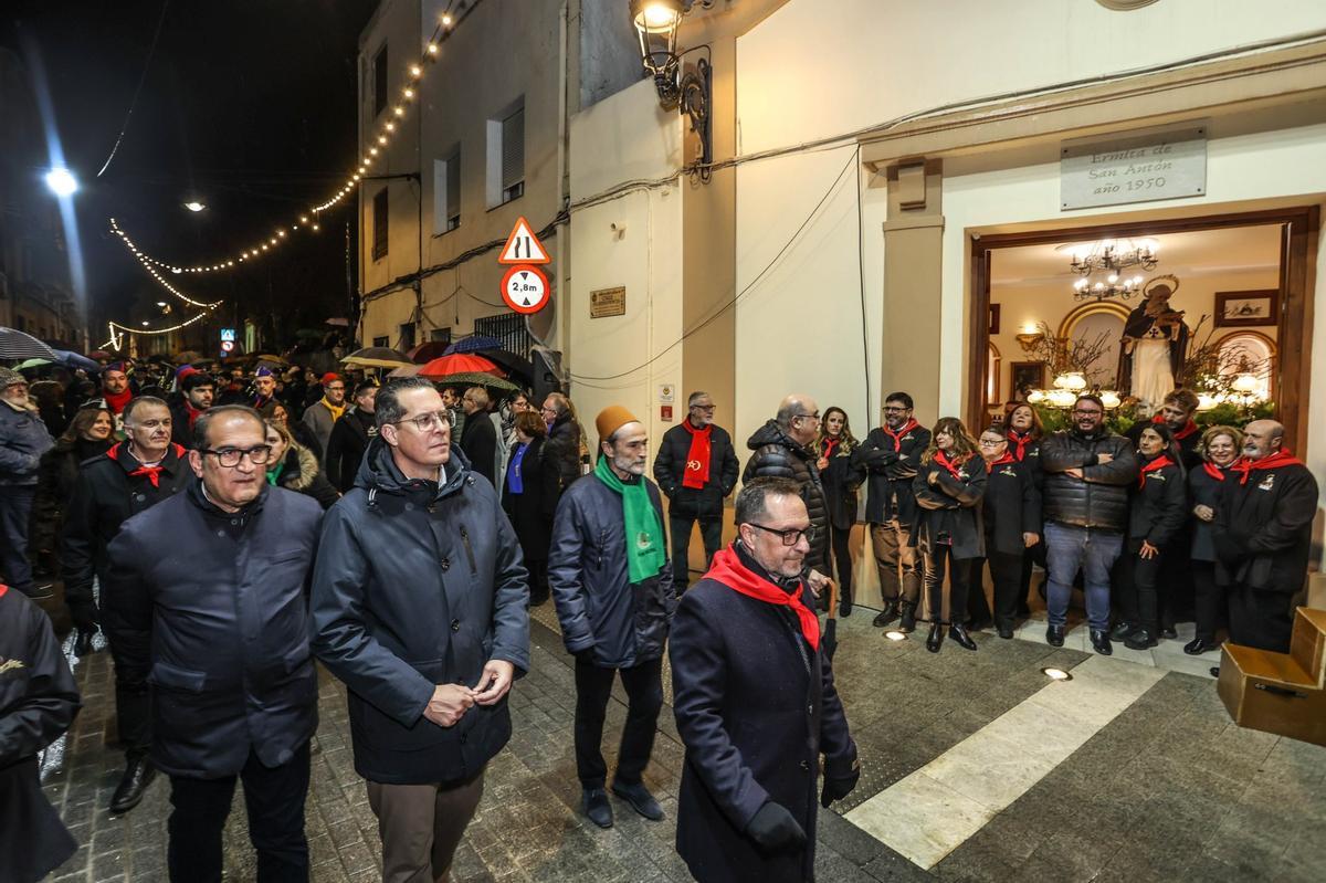 Elda celebra San Antón bajo la lluvia Elda celebra San Antón bajo la lluvia