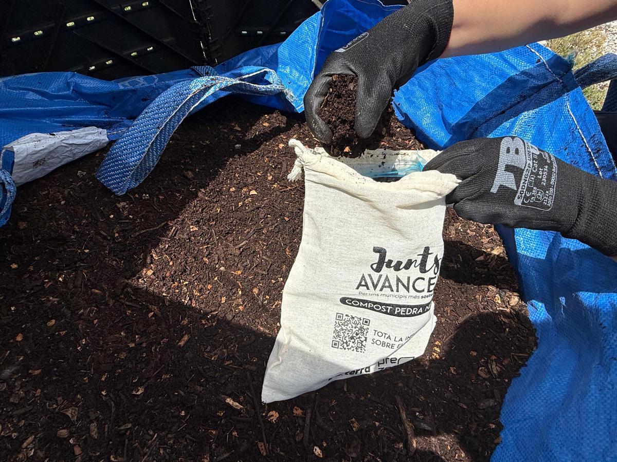 El compost es un fertilizante de gran calidad que se obtiene mediante la descomposición aeróbica (con oxígeno) de residuos orgánicos por microorganismos (bacterias, hongos), transformando desechos en abono rico en nutrientes