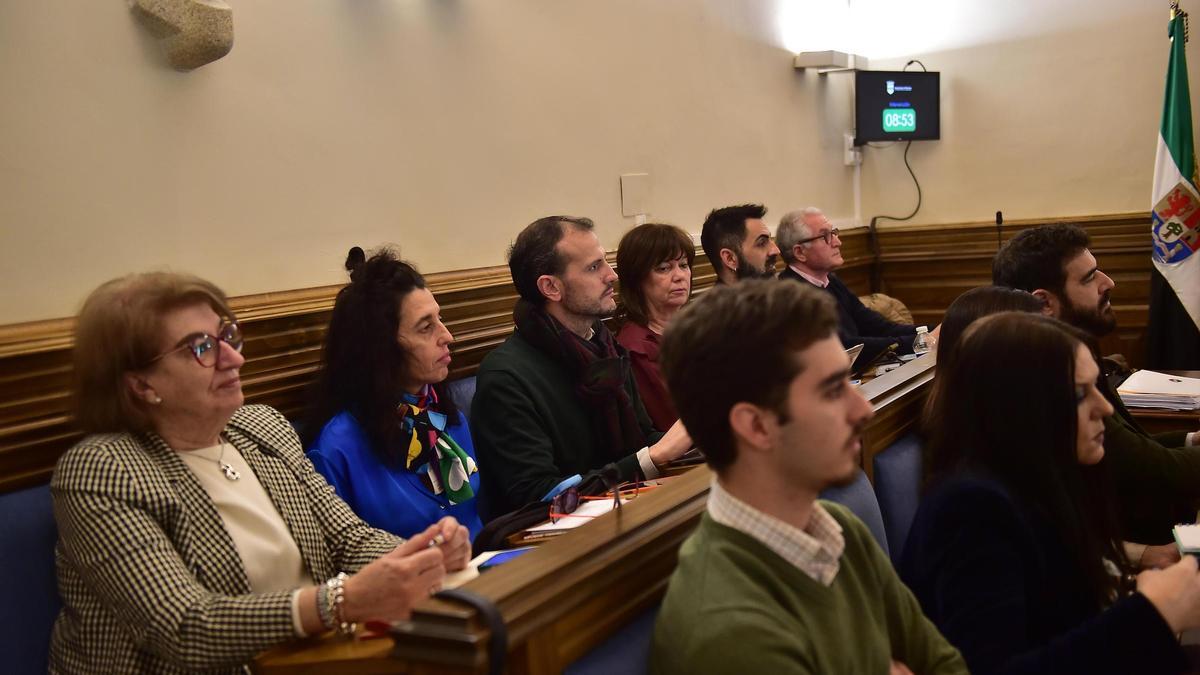 La edil de Cultura (primera por la izquierda), de la que depende la universidad popular de Plasencia.