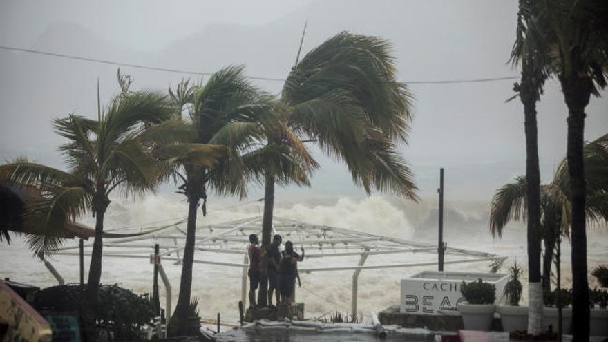 La tormenta Lidia azota las costas mexicanas