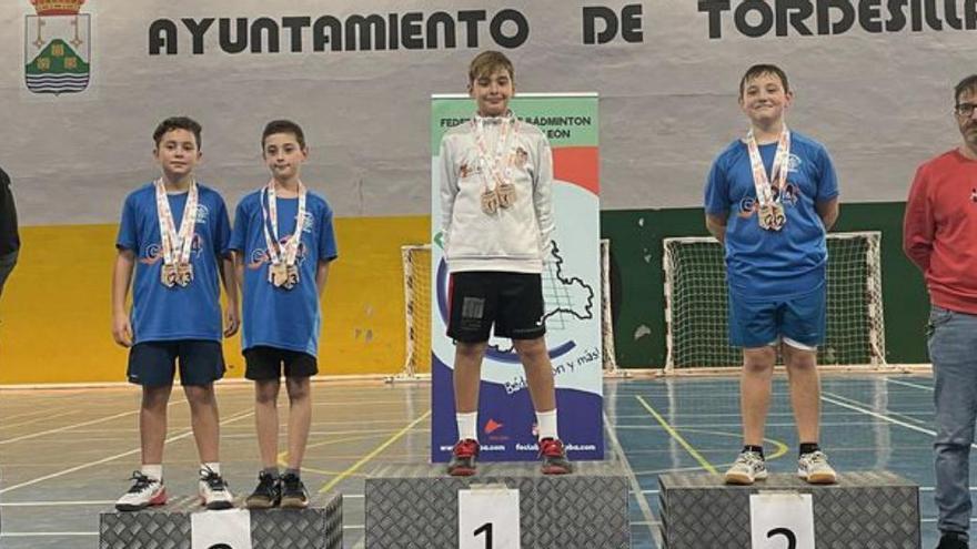Dos de los podios logrados por Bádminton Zamora en Tordesillas. | Cedidas