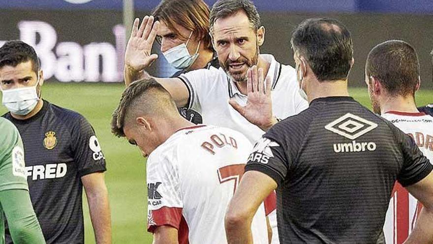Vicente Moreno da instrucciones a sus jugadores el pasado domingo en el último partido de Liga en Primera División, entre el Mallorca y Osasuna.