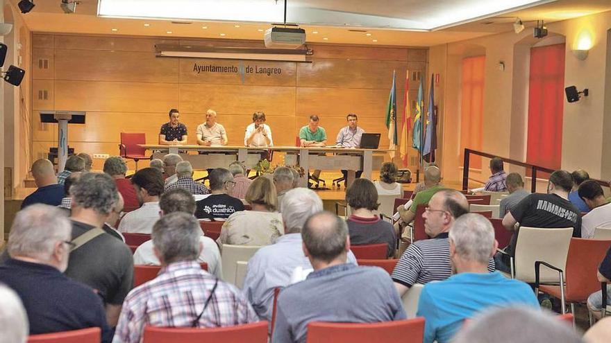 Los socios del Langreo, durante la asamblea.