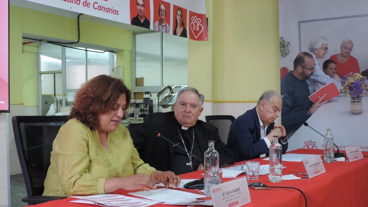 Caya Suárez, José Mazuelos, y Gonzalo Marrero en la lectura de la Memoria Institucional de Caritas 2025