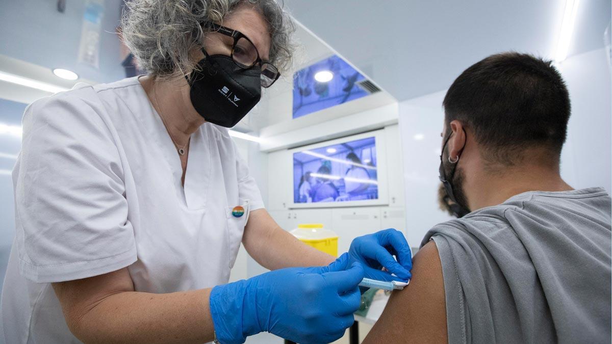 Vacunación sin cita previa contra el covid con la vacuna de Jansen en un camión de SEAT situado en Arc de Triomf