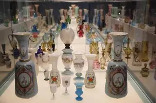 Las joyas domésticas de vidrio y loza de la industria de Gijón: así es la exposición en el Palacio de Revillagigedo con 608 piezas
