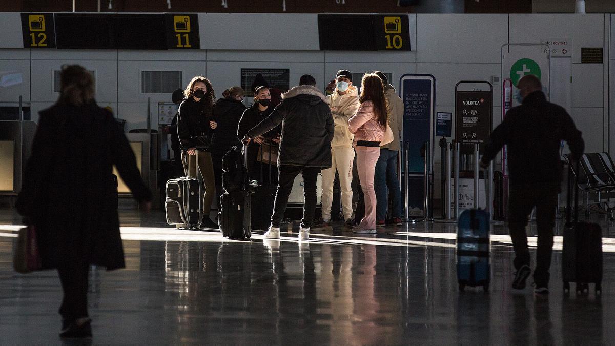 El aeropuerto de Alicante-Elche, bajo mínimos por el cierre perimetral de la Comunidad Valenciana.