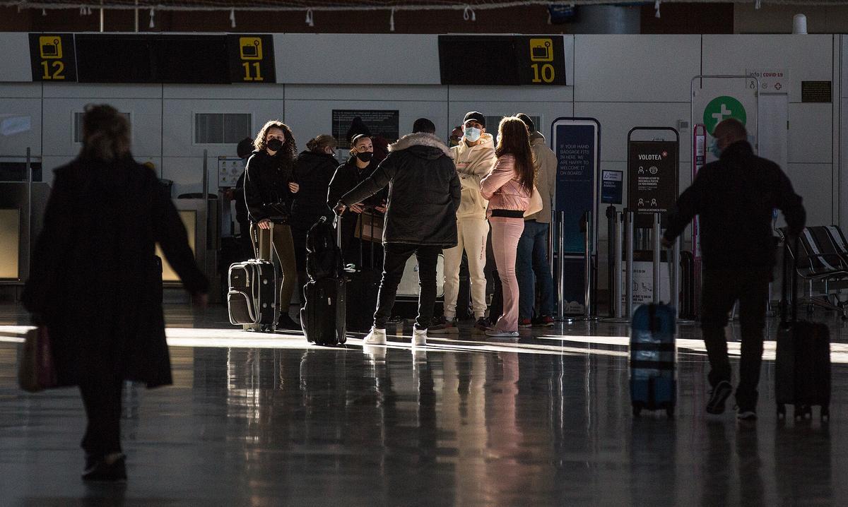El aeropuerto de Alicante-Elche, bajo mínimos por el cierre perimetral de la Comunidad Valenciana.