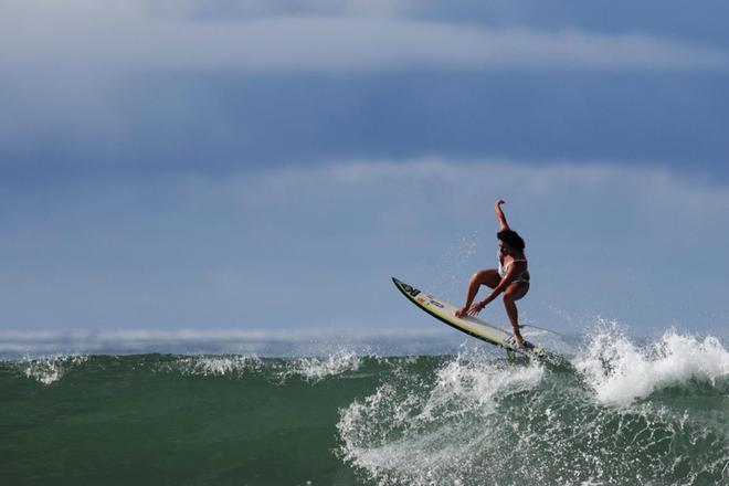 La surfista peruana Analí Gómez practica el 12 de noviembre de 2020, en la playa Morrillo en la provincia de Veraguas (Panamá).