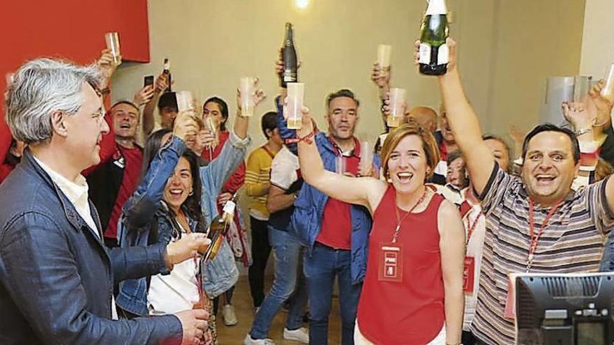 El PSOE de José Cacabelos vivió anoche una fiesta tan histórica como su resultado. // Muñiz