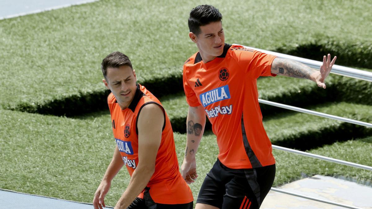 Santiago Arias y James Rodríguez saludan a los asistentes al entrenamiento de Colombia