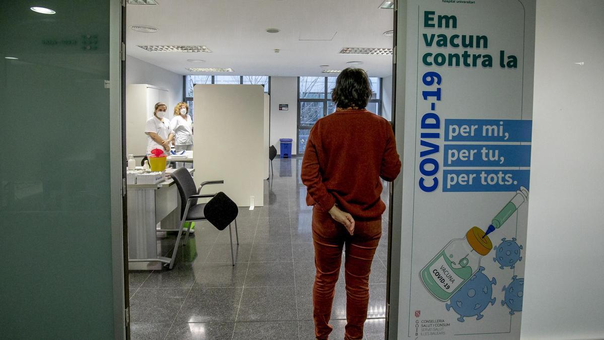 Arranca la vacunación de sanitarios que trabajan en 'primera línea covid'