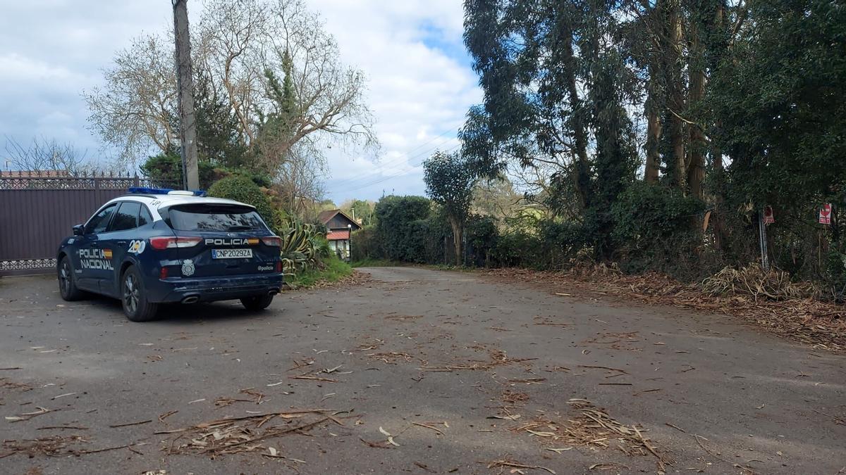 Un vehículo de la Policía Nacional en un camino de la parroquia de Somió en una imagen de archivo