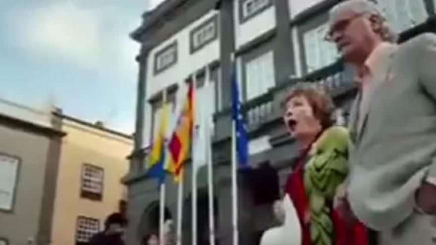 La actriz Shirley MacLaine y el actor Billy Connolly, durante el rodaje de &#039;Wild Oats&#039; en la Plaza de Santa Ana.