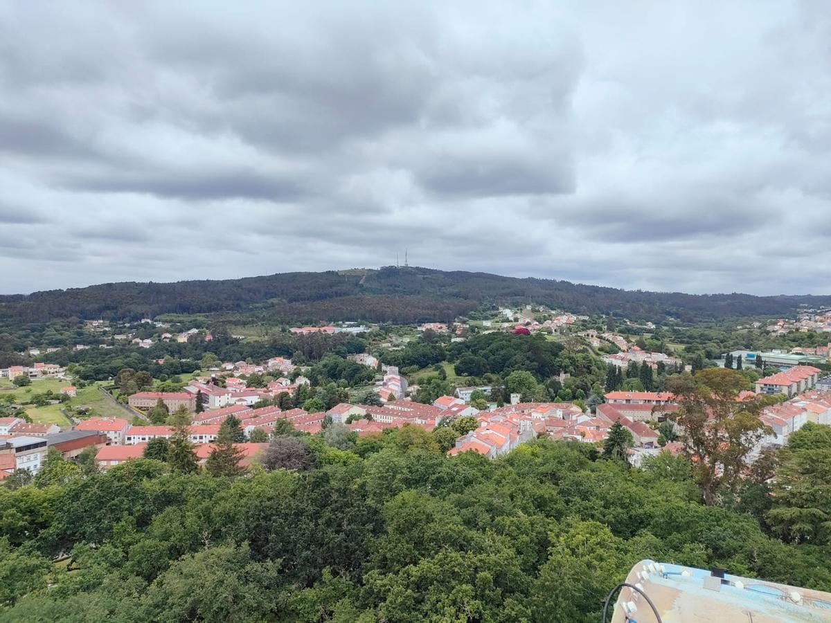 Desde lo alto de la noria, uno tiene la sensación de estar a la misma altura que el Monte Pedroso, al fondo.