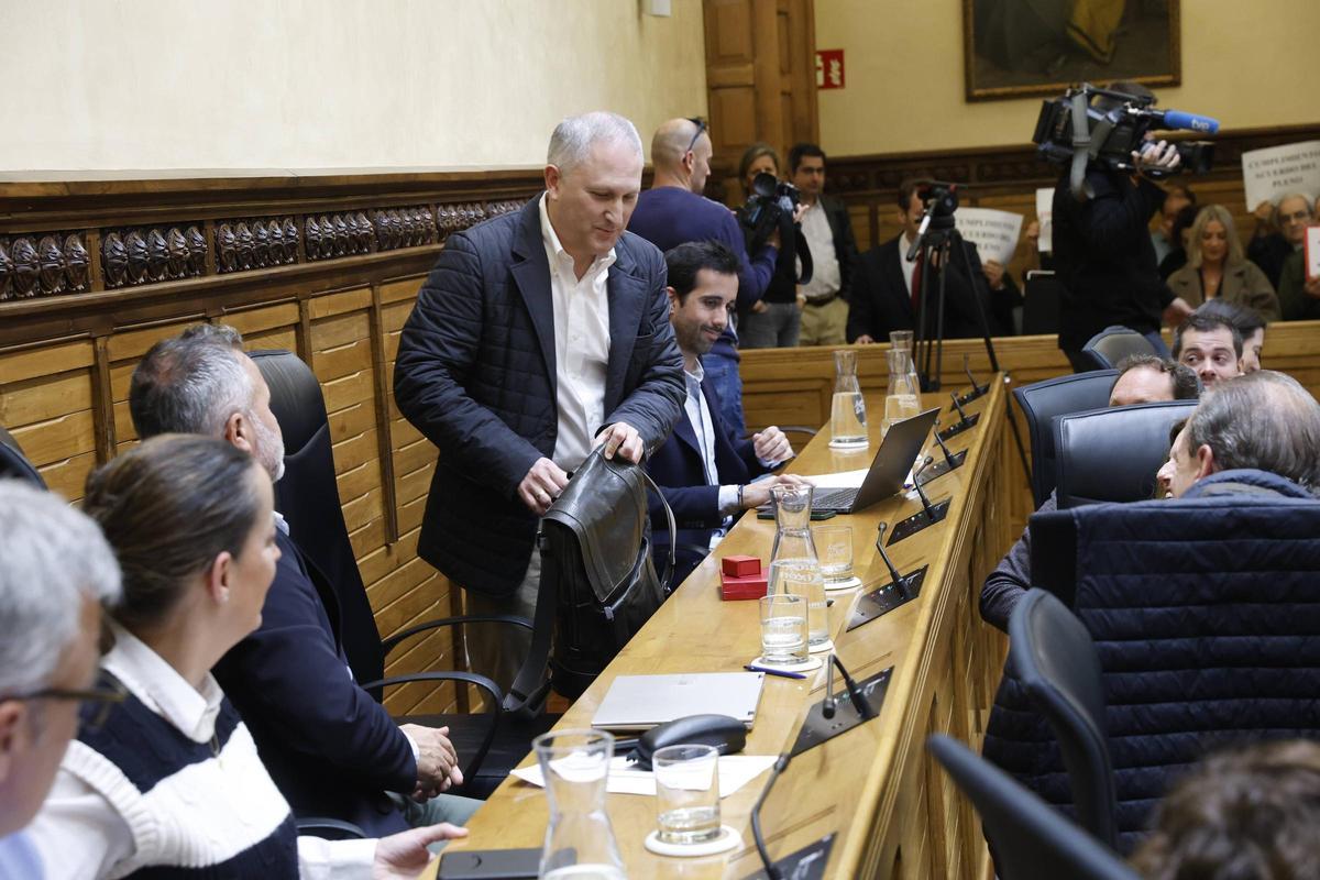 El Pleno municipal de abril en Gijon, en imágenes