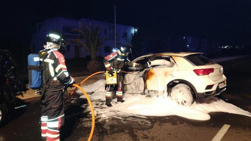 Un coche choca contra dos vehículos y acaba ardiendo en Costa Teguise
