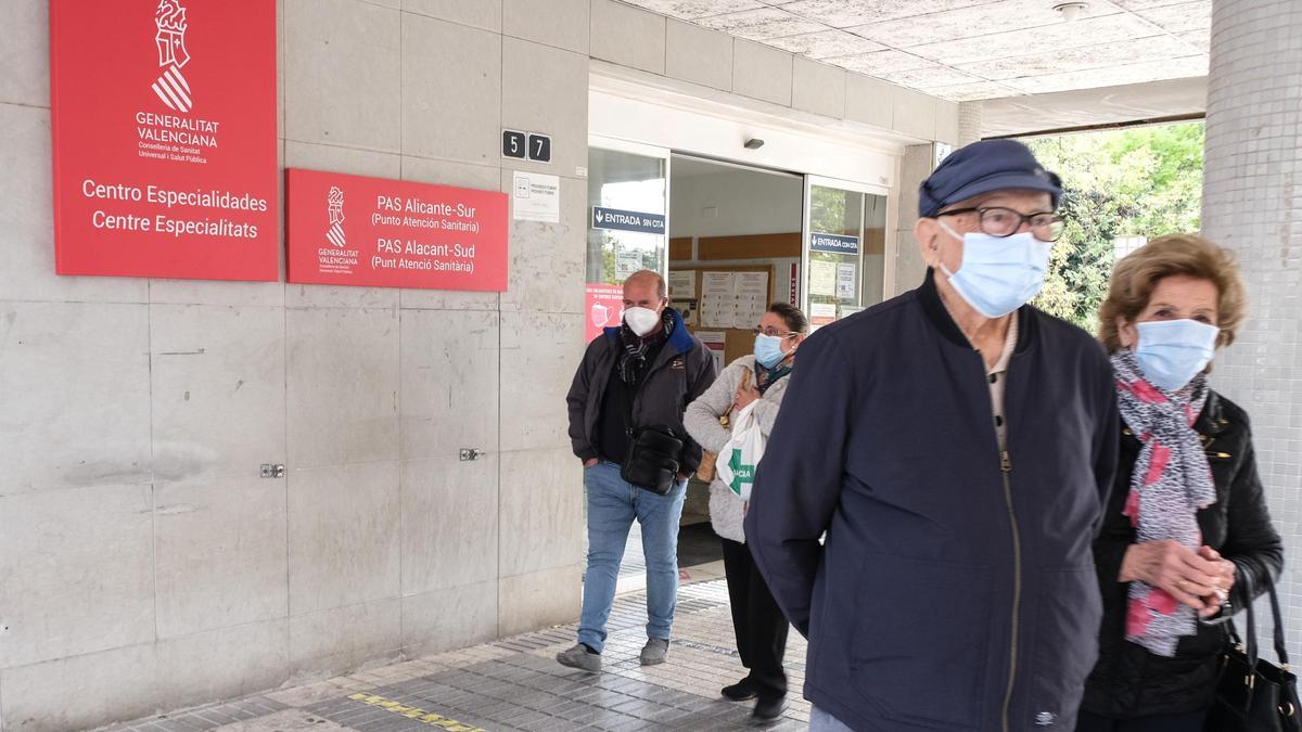 Varias personas este martes con mascarilla en el entorno del centro de salud y de especialidades La Florida de Alicante