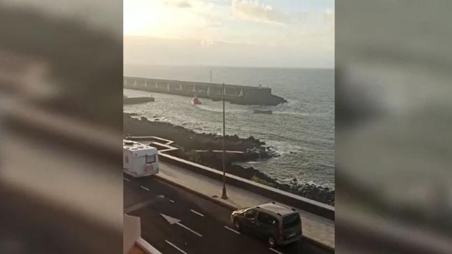 Llegada de una patera al muelle de La Restinga, en El Hierro