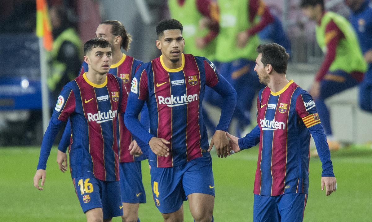 Messi y Pedri felicitan a Araujo tras el gol que marcó ante el Valencia en el Camp Nou.