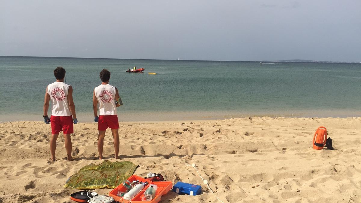 Una pareja de socorristas en una playa de Palma.