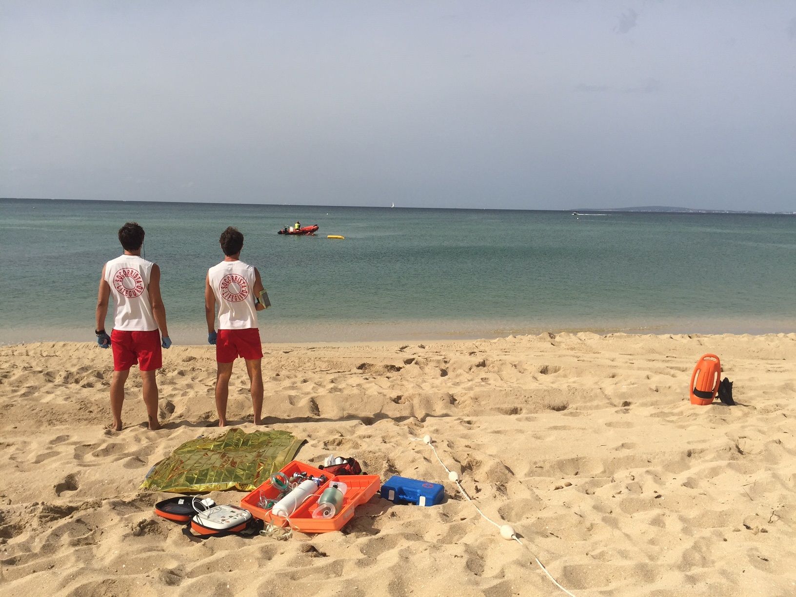 Archivo - Socorristas en una playa de Palma.