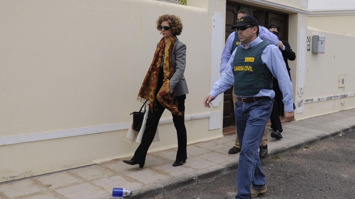 María Isabel Déniz sale de su vivienda en Playa Honda tras ser detenida en la operación Jable por efectivos de la UCO