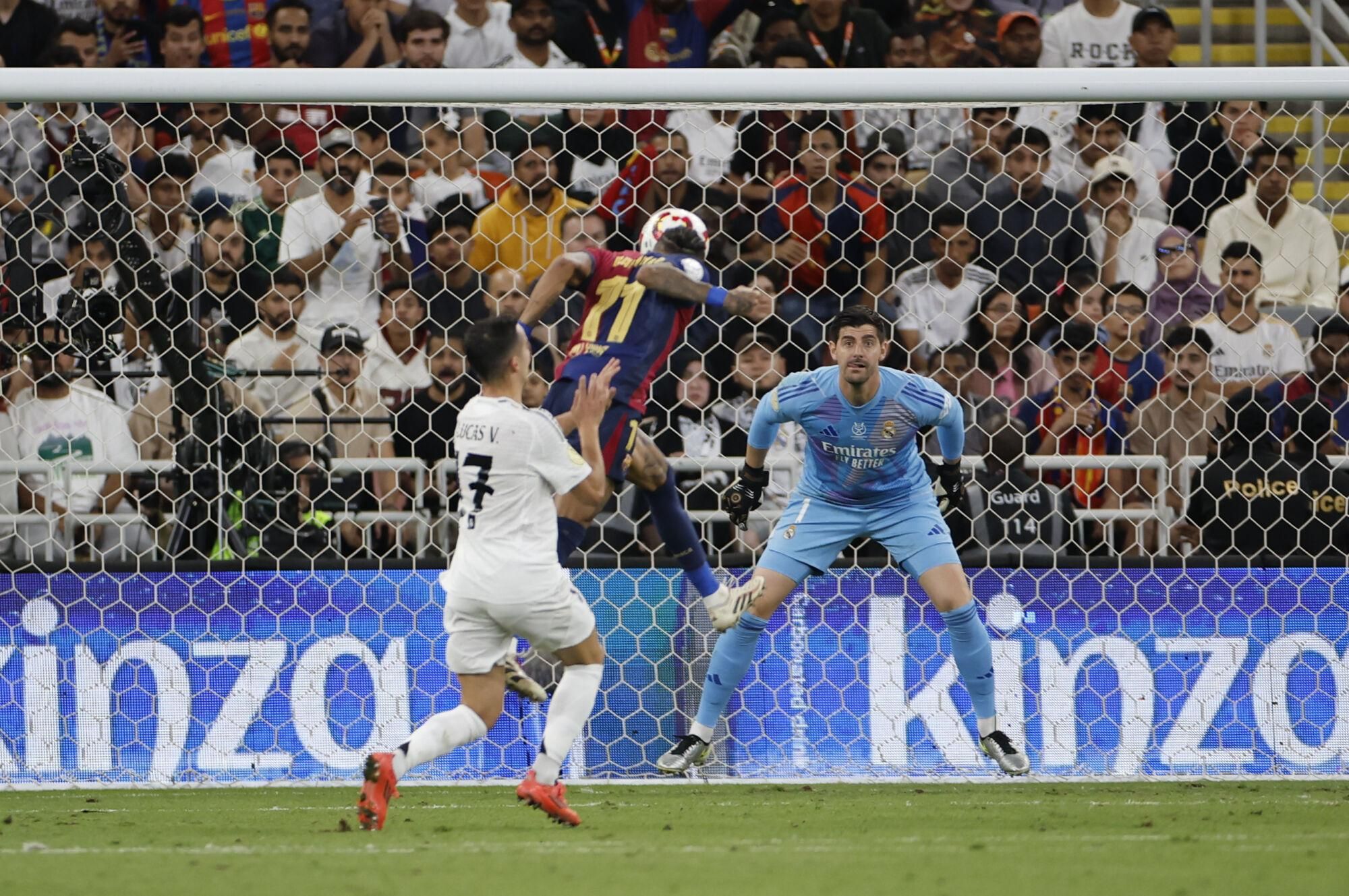 El delantero brasileño del Barcelona Raphinha (c) consigue el tercer gol de su equipo, durante el partido de la final de la Supercopa de España de fútbol entre el Real Madrid y el FC Barcelona, este domingo en Yeda, Arabia Saudí. EFE/ Alberto Estévez. (Barcelona) (Real Madrid)