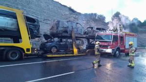Vídeo | Calcinades les furgonetes que transportava un camió i tallada l’A-2 en sentit Barcelona a l’altura de Montmaneu