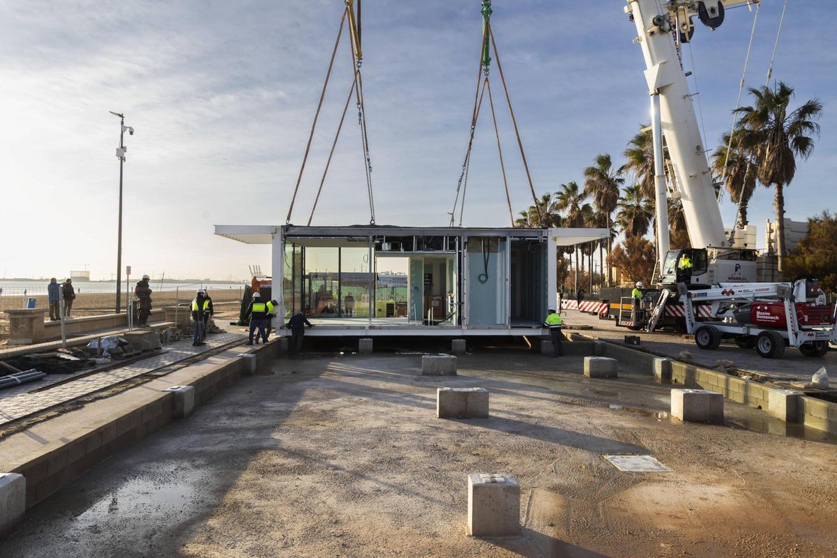 Montaje de los nuevos chiringuitos de la playa de la Malva-rosa de València