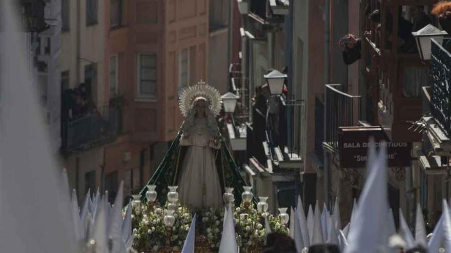 Hermanos y hermanas con la imagen durante la subida de Balborraz.