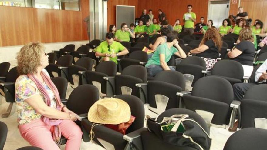 La delegada de Educación, Belén Torres, en primer plano, se da la vuelta para escuchar a los docentes, ayer, en el pleno del Consell.