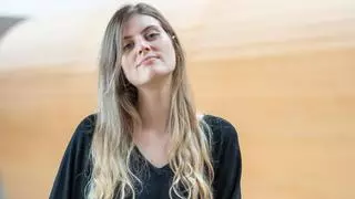 Tras su paso por Santiago, Leticia Rey, cantante de Vila de Cruces, estrena vídeo: 'Terás que vir e bailar', avance de 'Danza Luz'