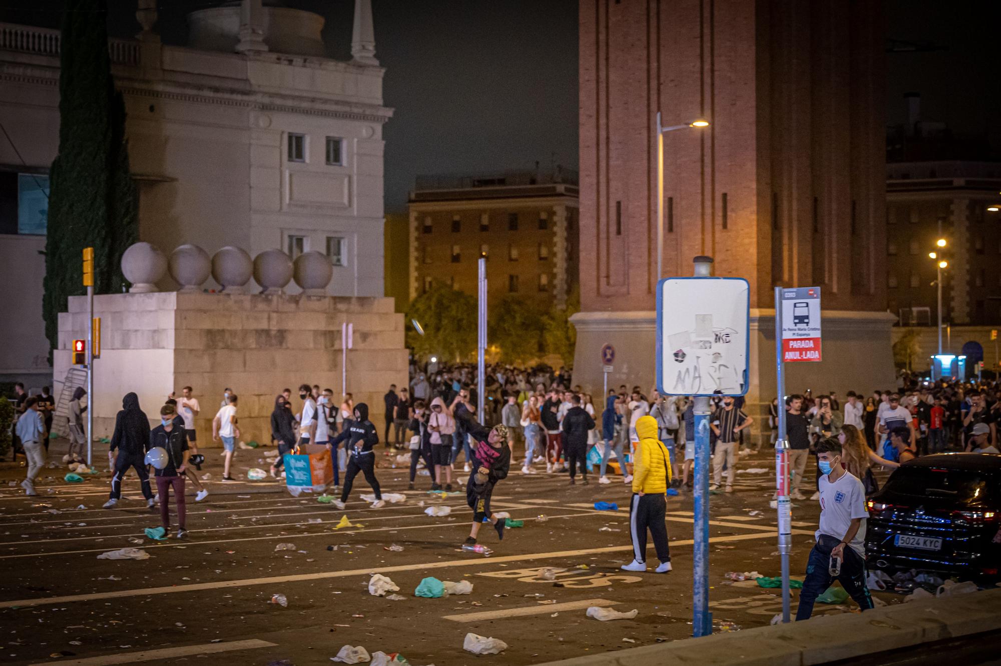 Jóvenes lanzan objetos durante el botellón en Maria Cristina