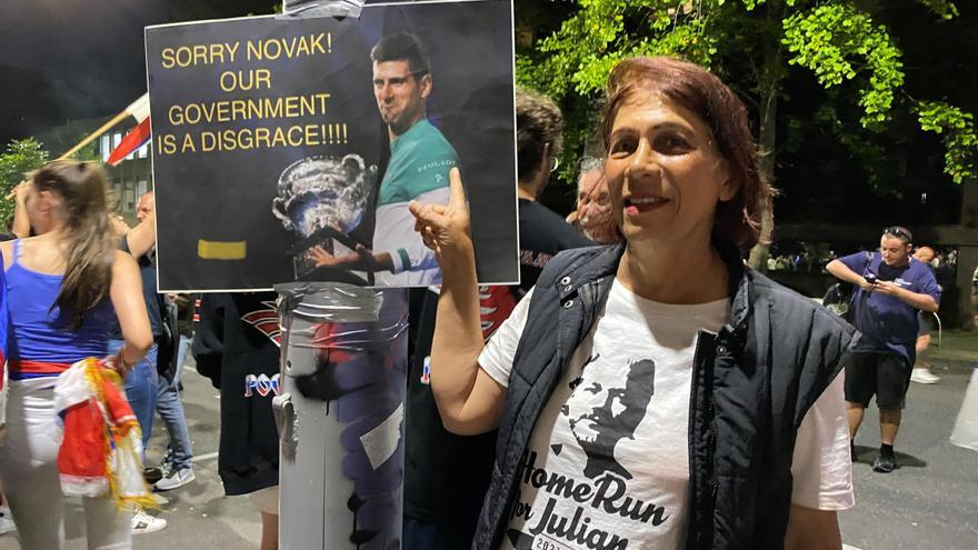 El juez permite que Djokovic abandone el hotel para seguir su caso