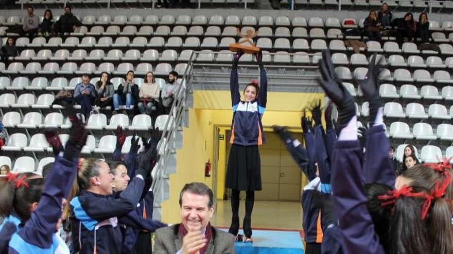 Abel Caballero entregó el trofeo al Carpa.