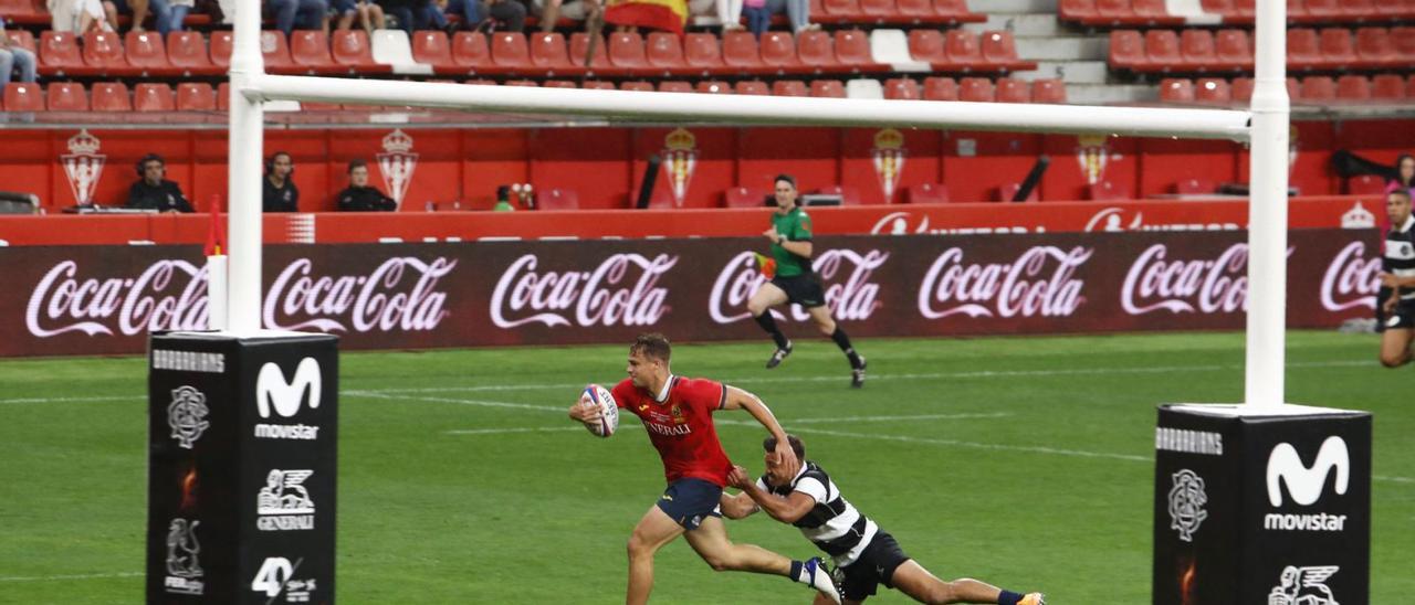 Martín Alonso trata de superar el placaje de un jugador de Barbarians. | Juan Plaza