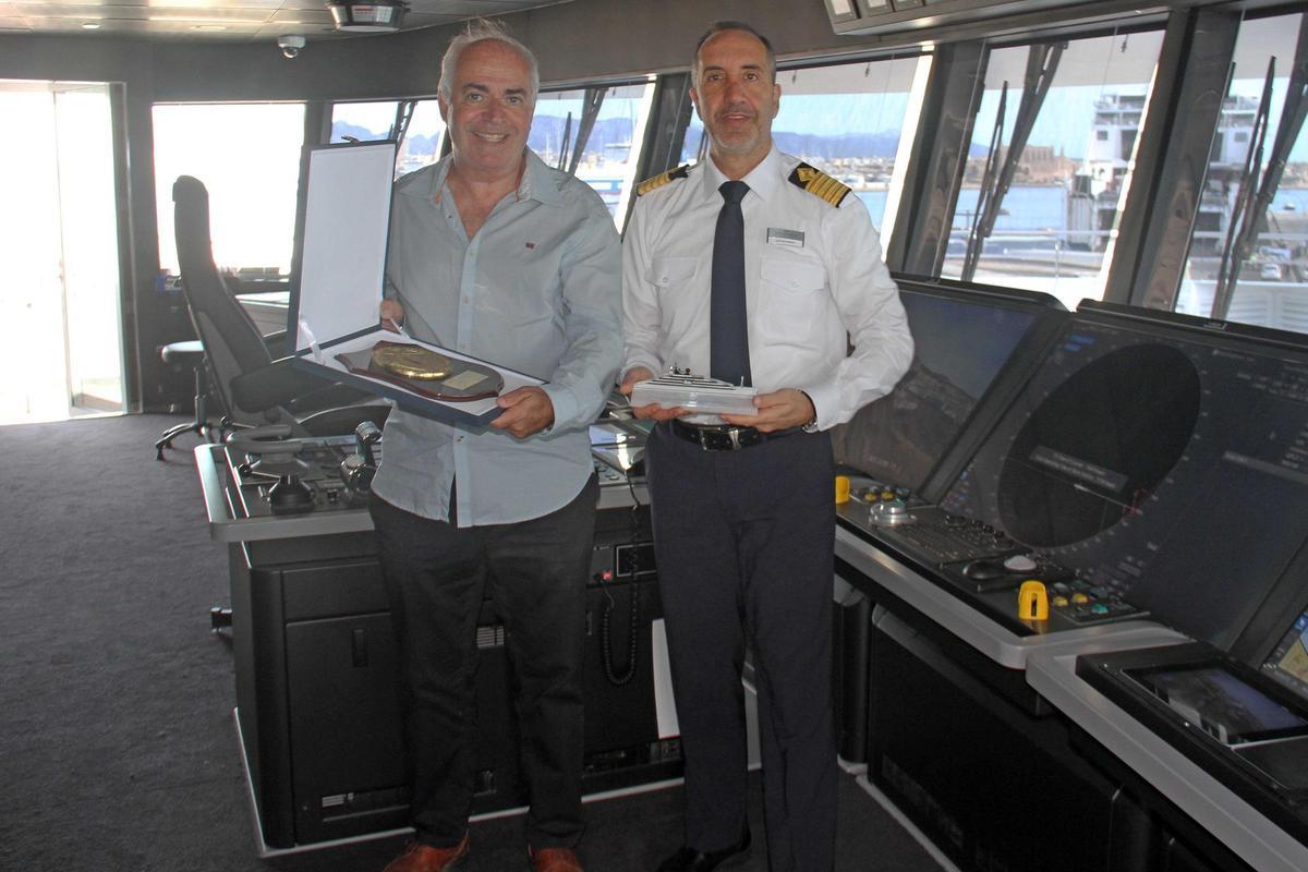 l aActo que se celebró a bordo donde están en Capitán del buque Robert Kuznin y el comisario de la Autoritat Portuària Juan Amengual
