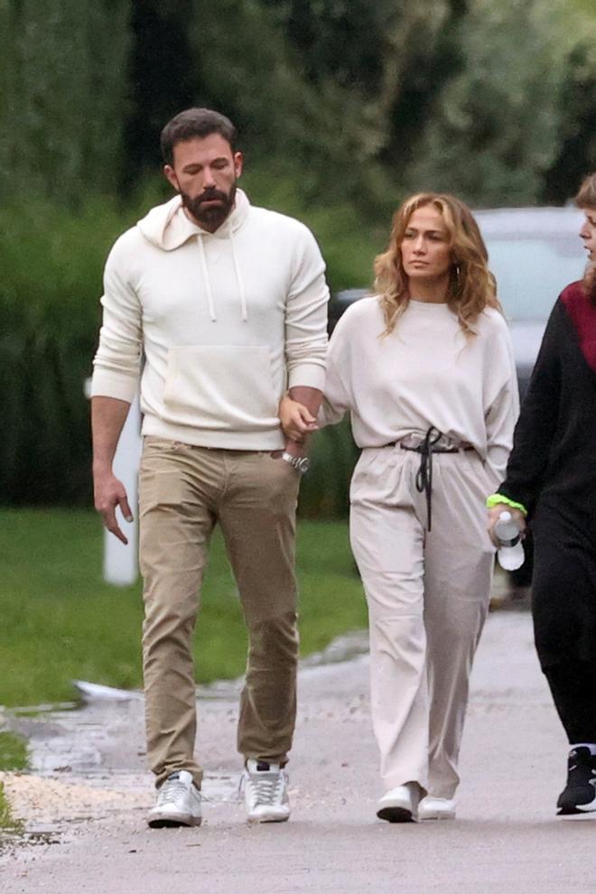 Ben Affleck y Jennifer Lopez, con looks cómodos, pasean por Los Hamptons